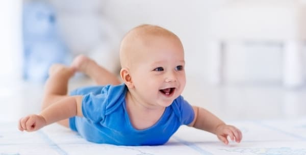 bebe hongos en la lengua