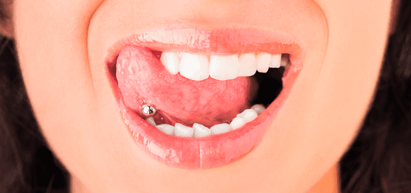 piercing causa lengua marron